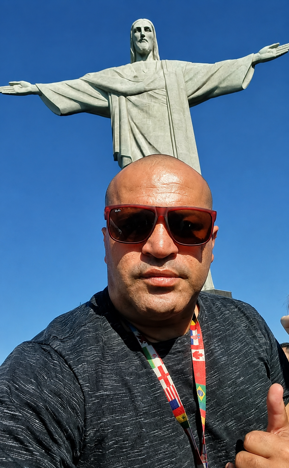 Eduardo, guia credenciado, no Cristo Redentor no Rio de Janeiro